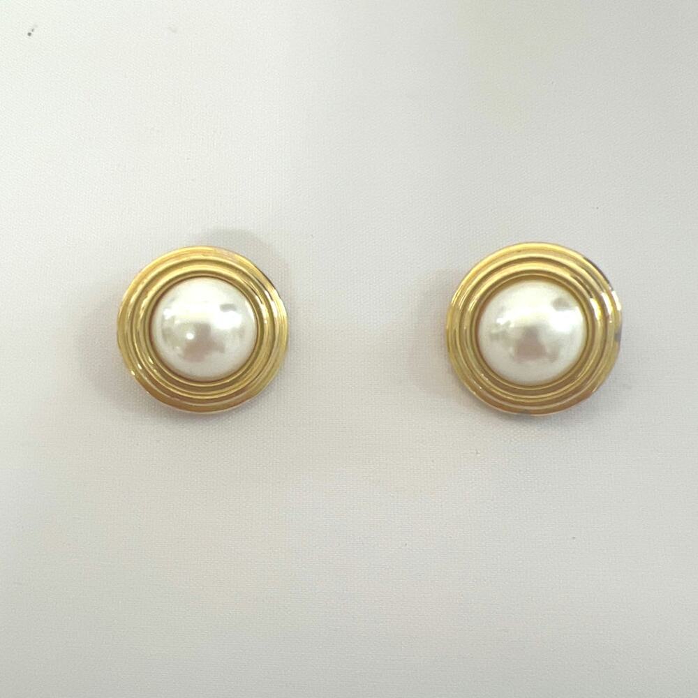 VTG Carolee Large Gold Tone Faux Mabe Pearl Button Clip On Earrings